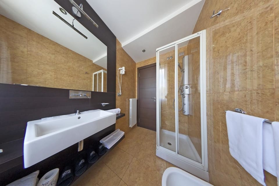 Junior Suite | Bathroom | Shower, rainfall showerhead, free toiletries, hair dryer