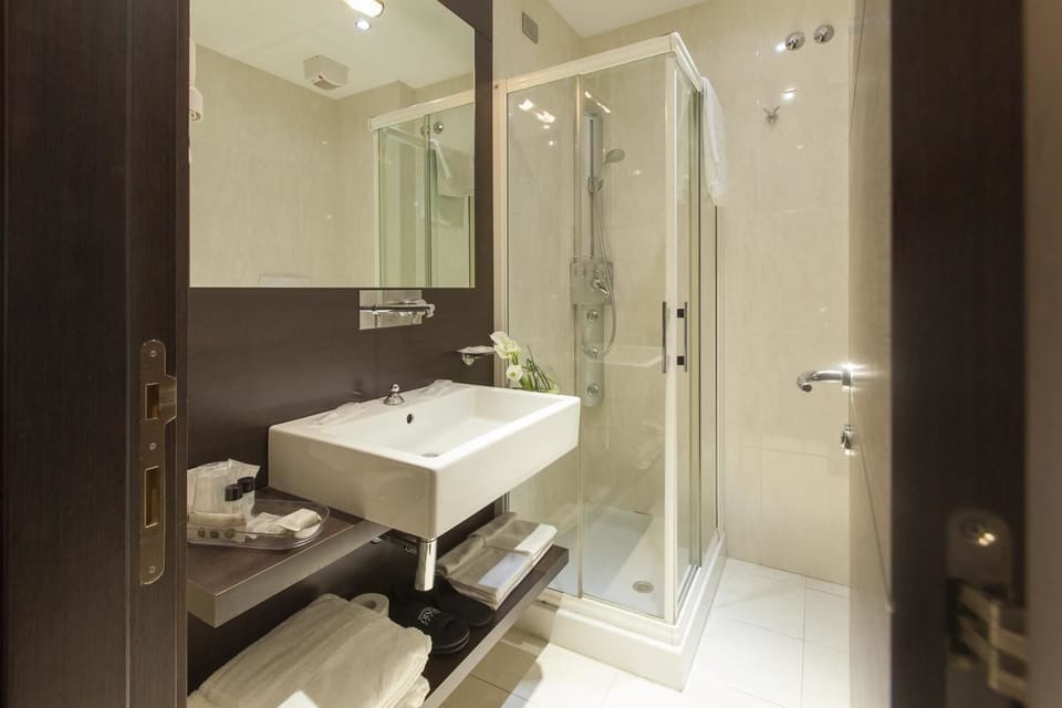Shower, rainfall showerhead, free toiletries, hair dryer