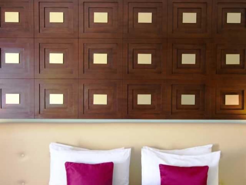 Minibar, free WiFi, bed sheets