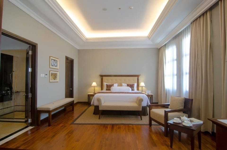 Minibar, free WiFi, bed sheets