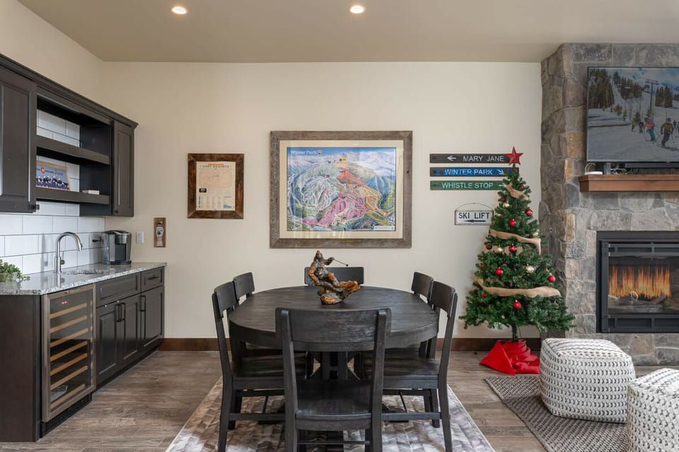 Dining room on the middle level