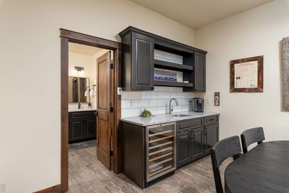 Wet bar on the middle level with wine cooler