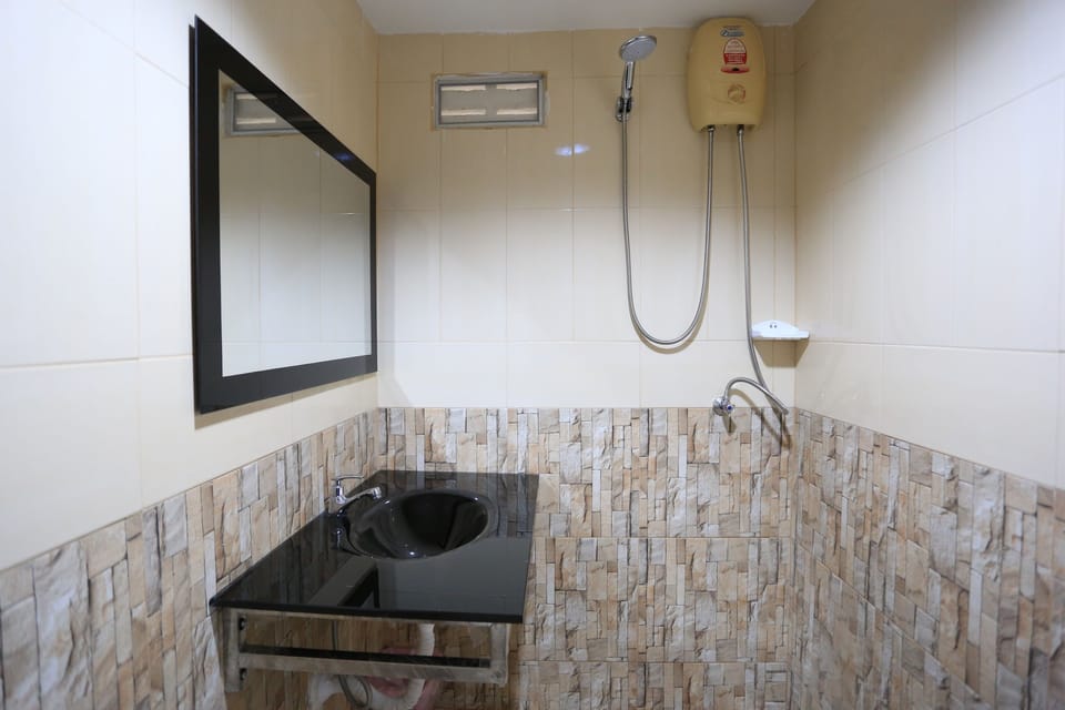 Budget Room | Bathroom | Shower, free toiletries, hair dryer, towels