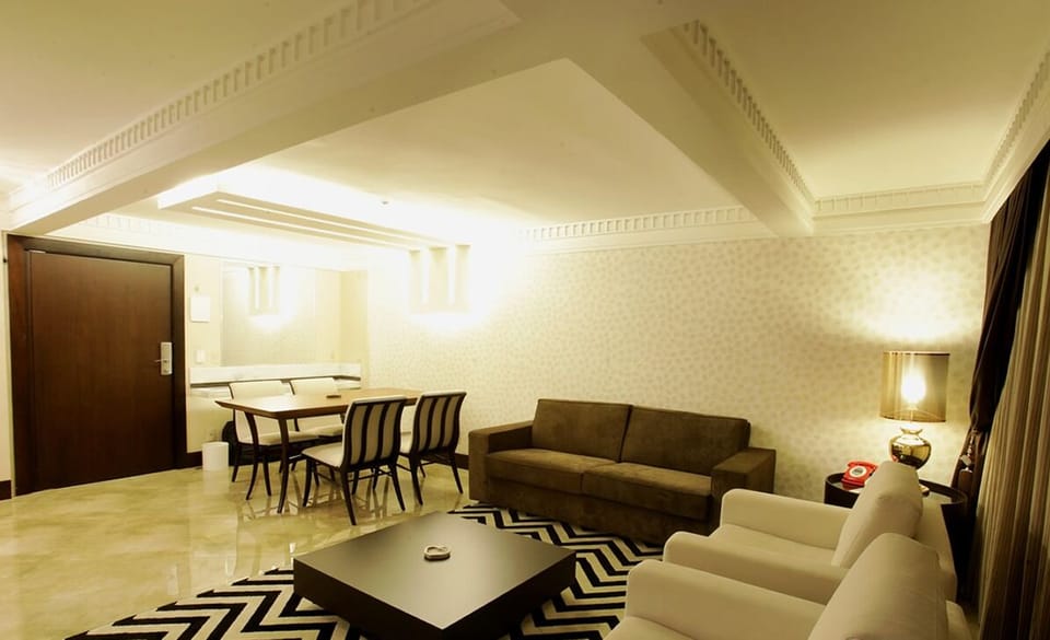 Deluxe Suite | Minibar, in-room safe, desk, blackout drapes