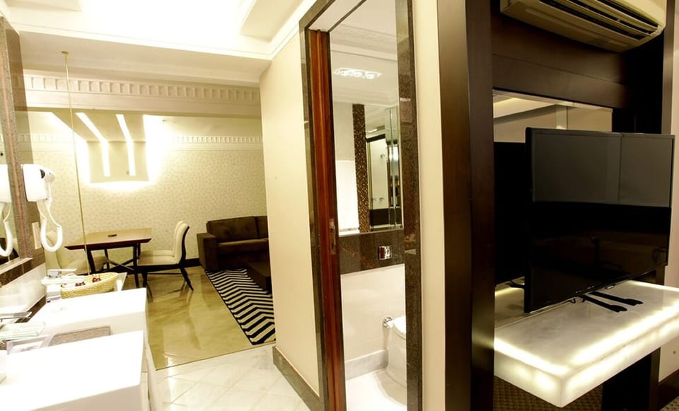 Deluxe Suite | Minibar, in-room safe, desk, blackout drapes