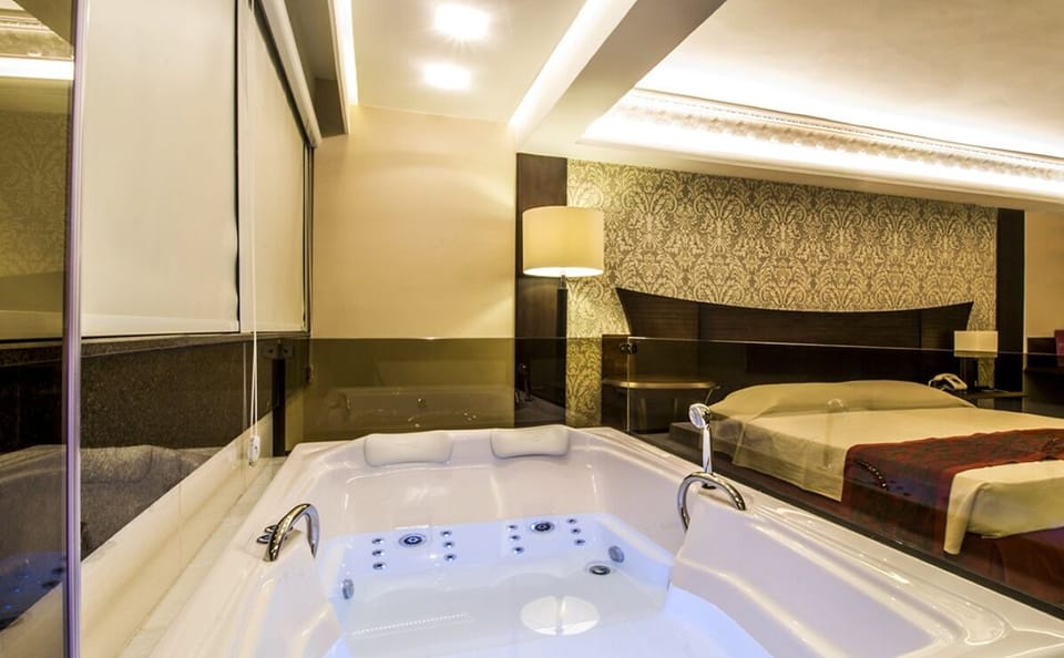 Deluxe Suite | Bathroom | Shower, hair dryer, towels