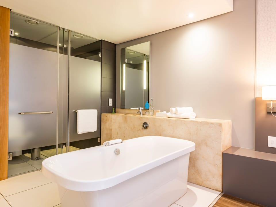 Superior Room | Bathroom | Free toiletries, hair dryer, towels