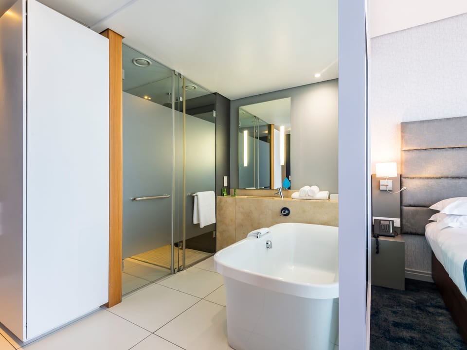 Junior Suite | Bathroom | Free toiletries, hair dryer, towels