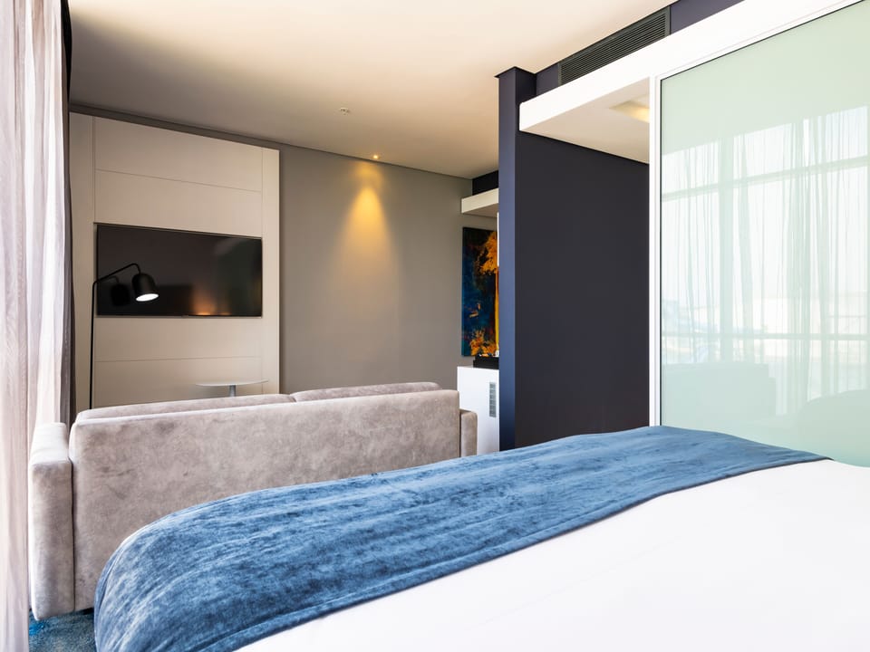 Junior Suite | In-room safe, desk, blackout drapes, iron/ironing board