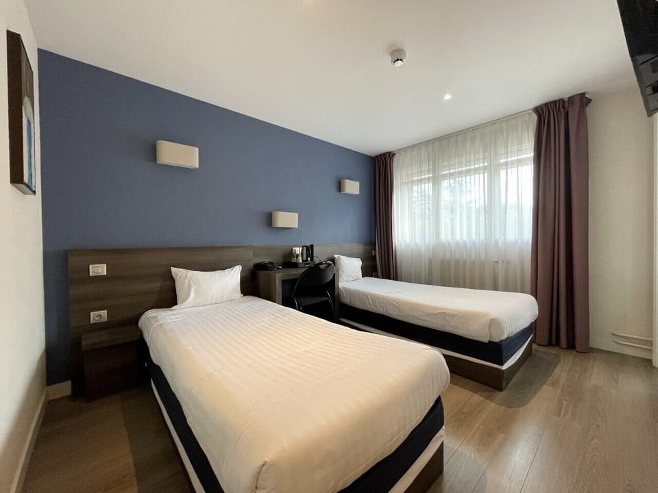 Twin Room | Desk, free WiFi, bed sheets, wheelchair access