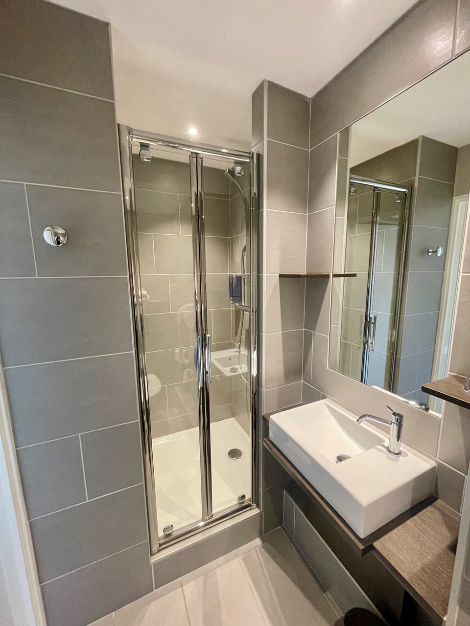 Shower, free toiletries, towels