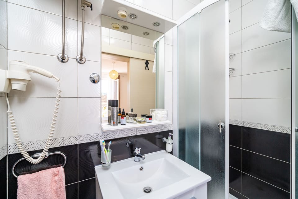 Twin Room (Balcony & Shared Kitchen) | Bathroom | Shower, hair dryer, towels