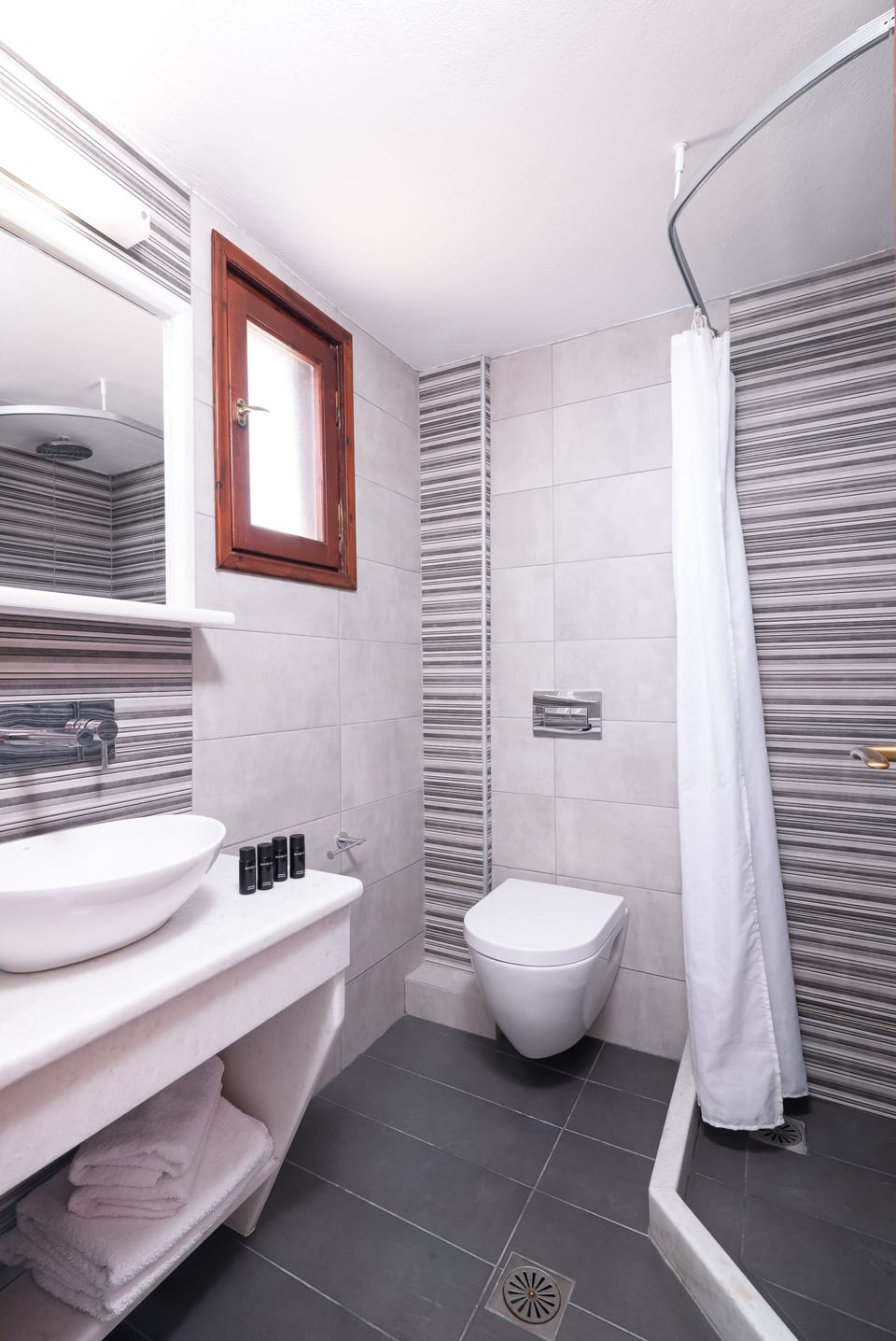 Duplex, Partial Sea View | Bathroom | Shower, towels