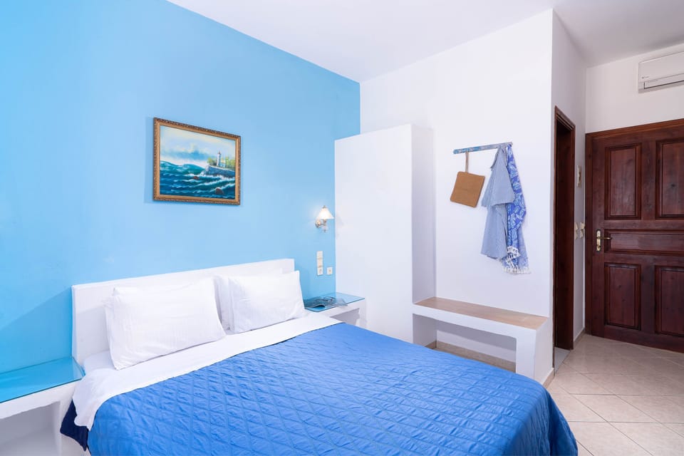 Superior Studio, Partial Sea View | Desk, soundproofing, free WiFi, bed sheets
