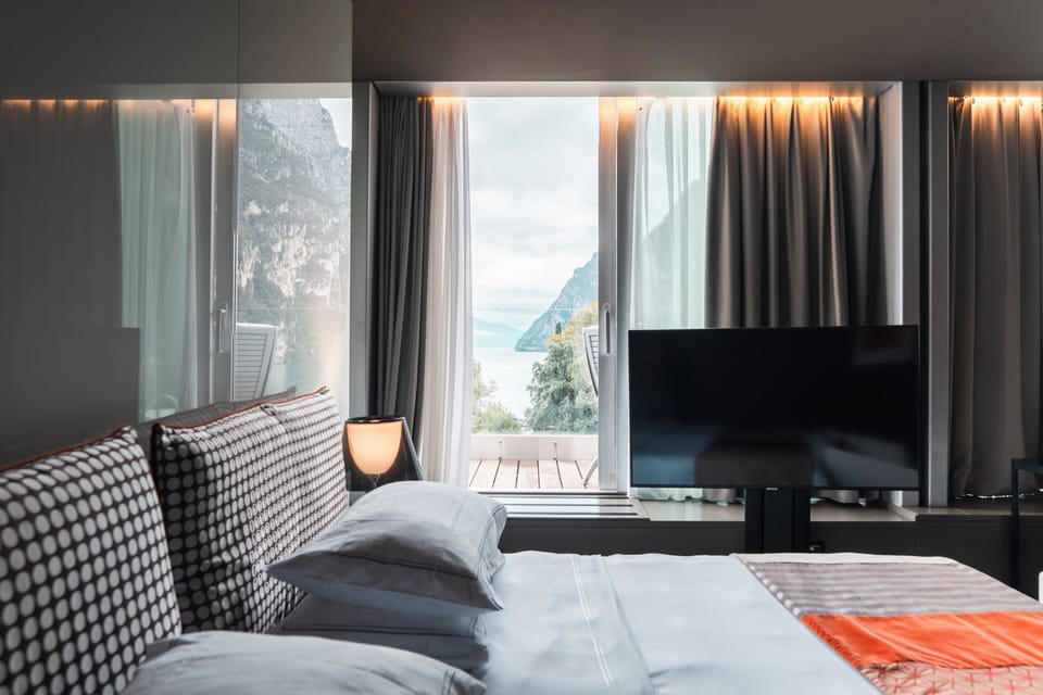 Sky Signature Suite Lake View | Premium bedding, down comforters, in-room safe, desk