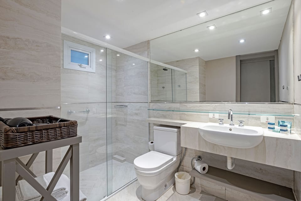 Deluxe Twin Room | Bathroom | Shower, hair dryer, towels, shampoo