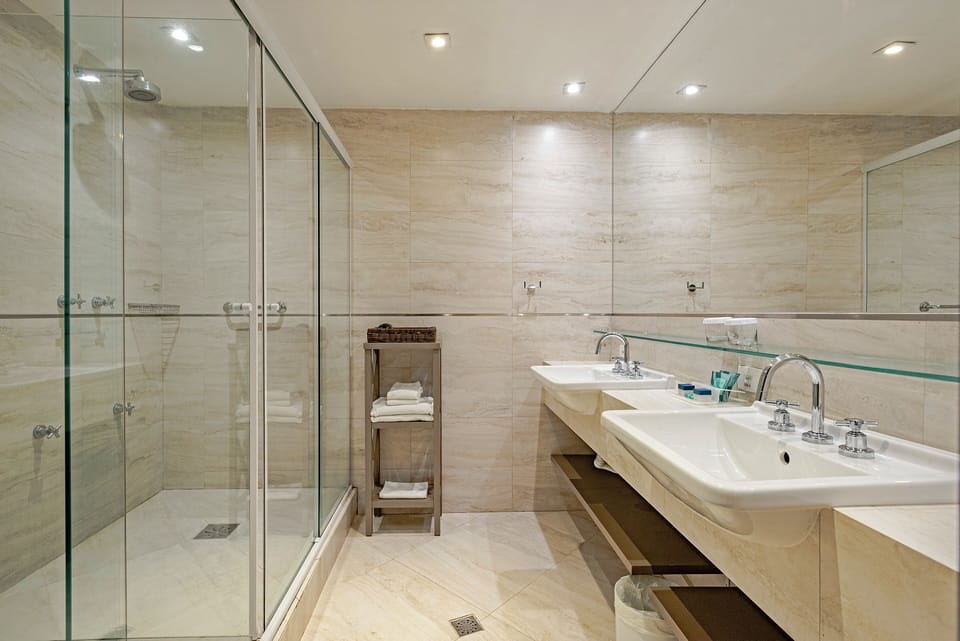 Family Triple Room, 1 Double Bed with Sofa bed | Bathroom | Shower, hair dryer, towels, shampoo