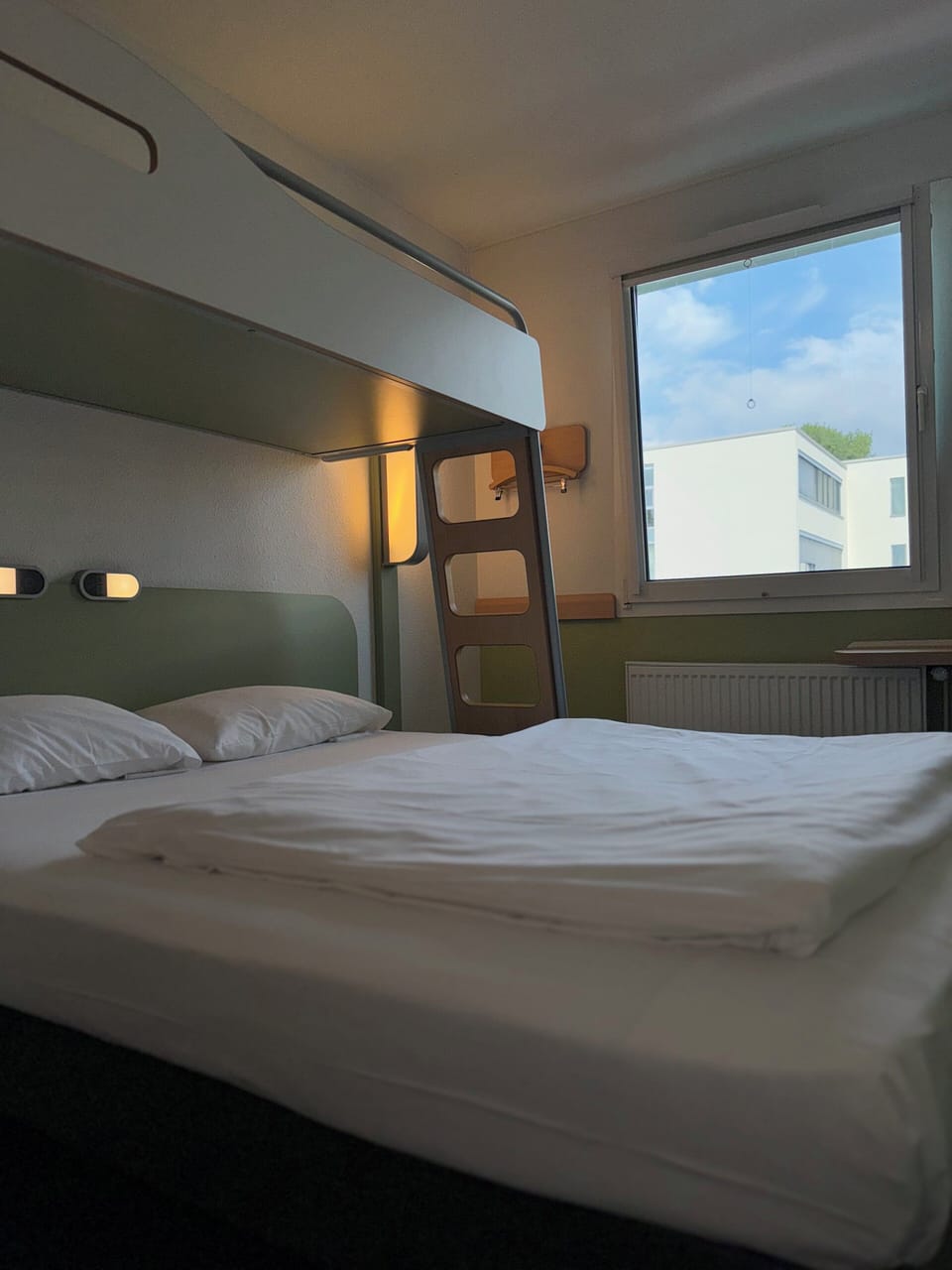 Standard Triple Room | Desk, soundproofing, bed sheets