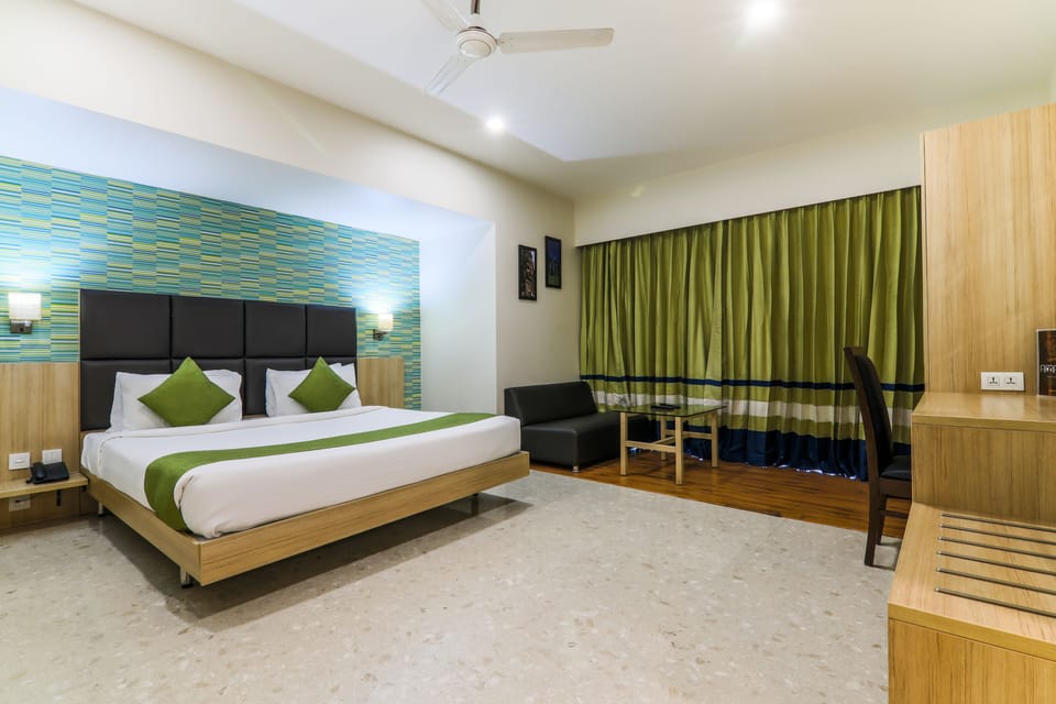 Deluxe Room, 1 Double Bed | Minibar, desk, blackout drapes, soundproofing