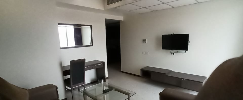 Business Suite | Living area | Flat-screen TV