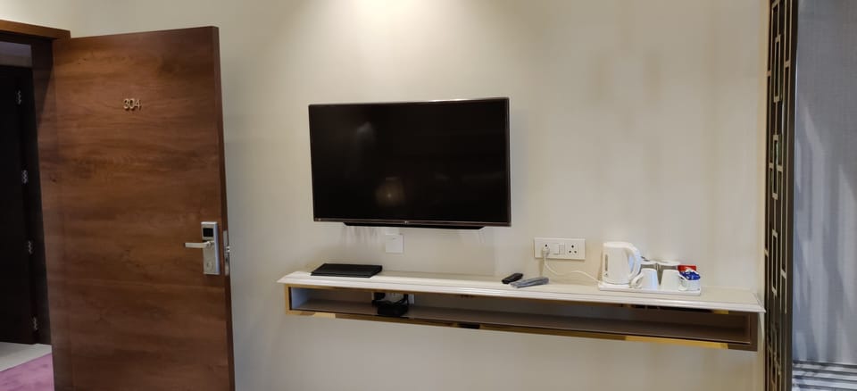 Deluxe Double or Twin Room | Television