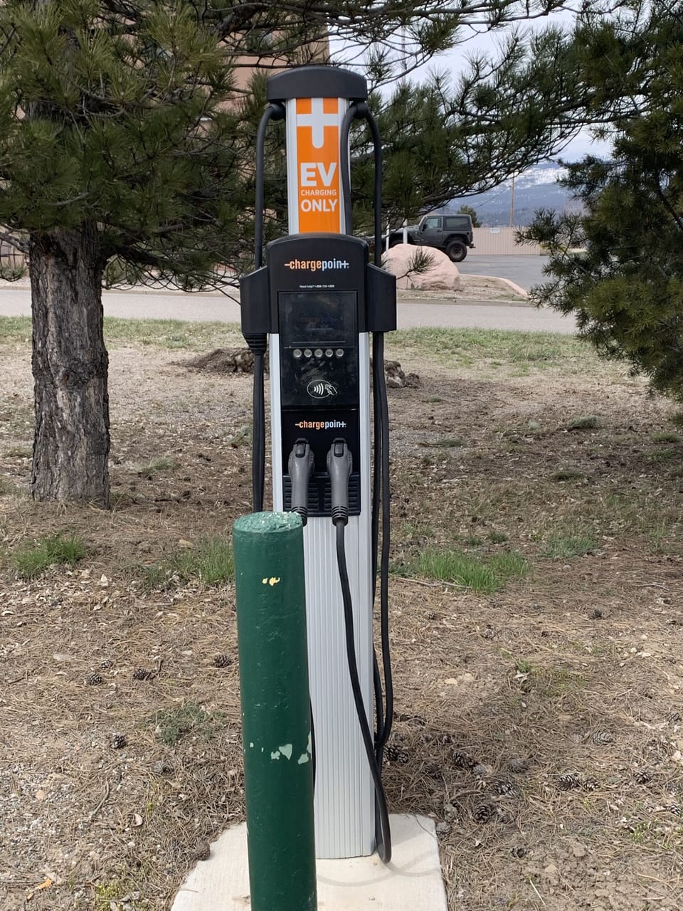 Electric vehicle charging station