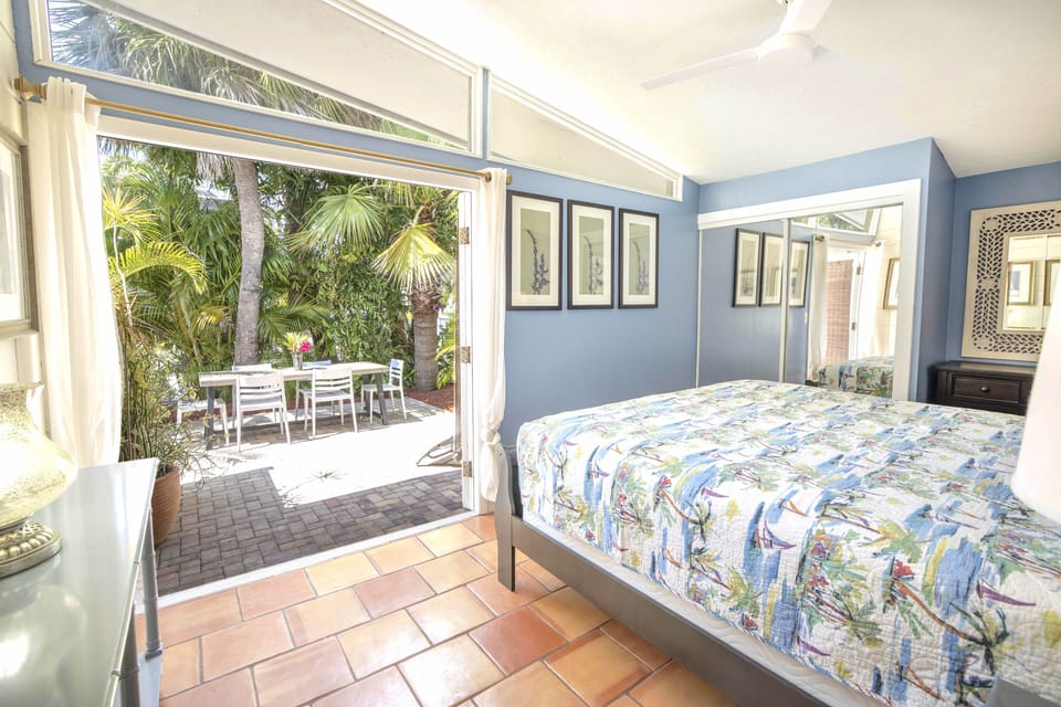 King bedroom with en suite bathroom, Siesta Key 4BR