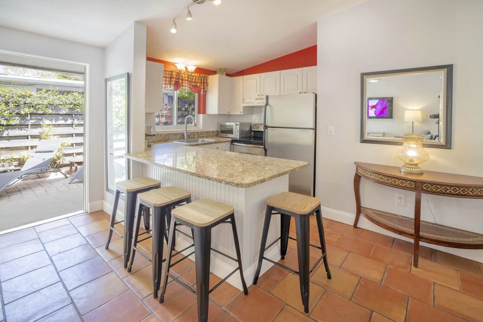 Full kitchen with a breakfast bar..