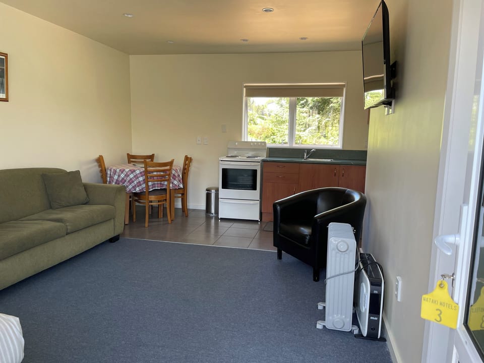 Standard Apartment, 1 Bedroom, Mountain View | In-room dining