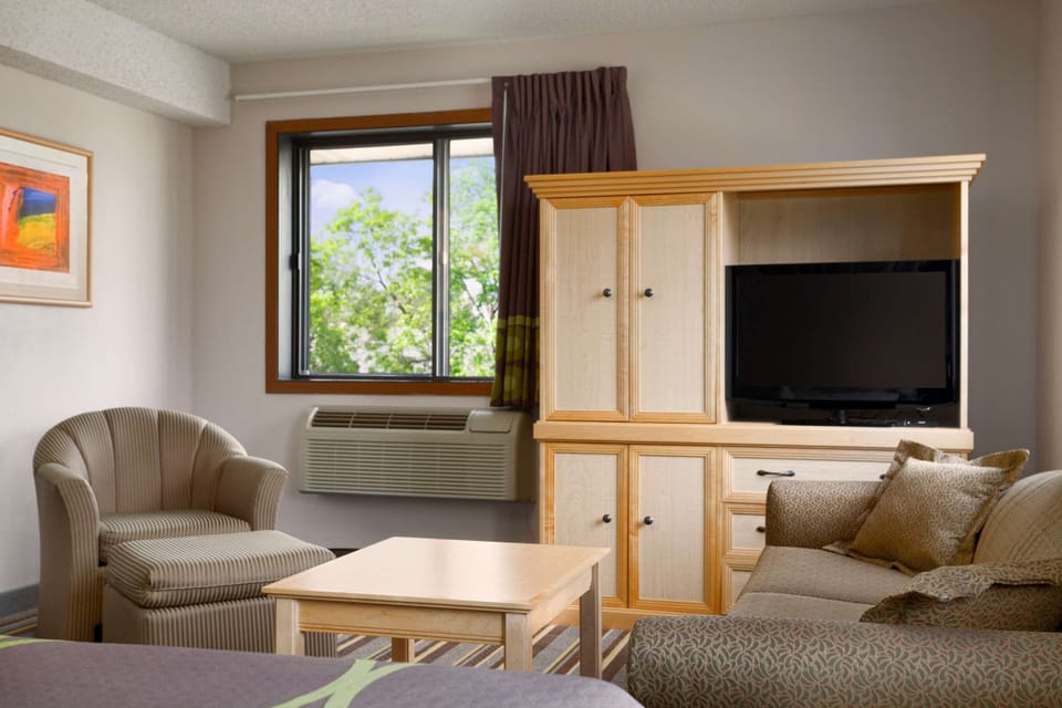 Studio Suite, 1 Queen Bed, Non Smoking | In-room safe, desk, laptop workspace, iron/ironing board