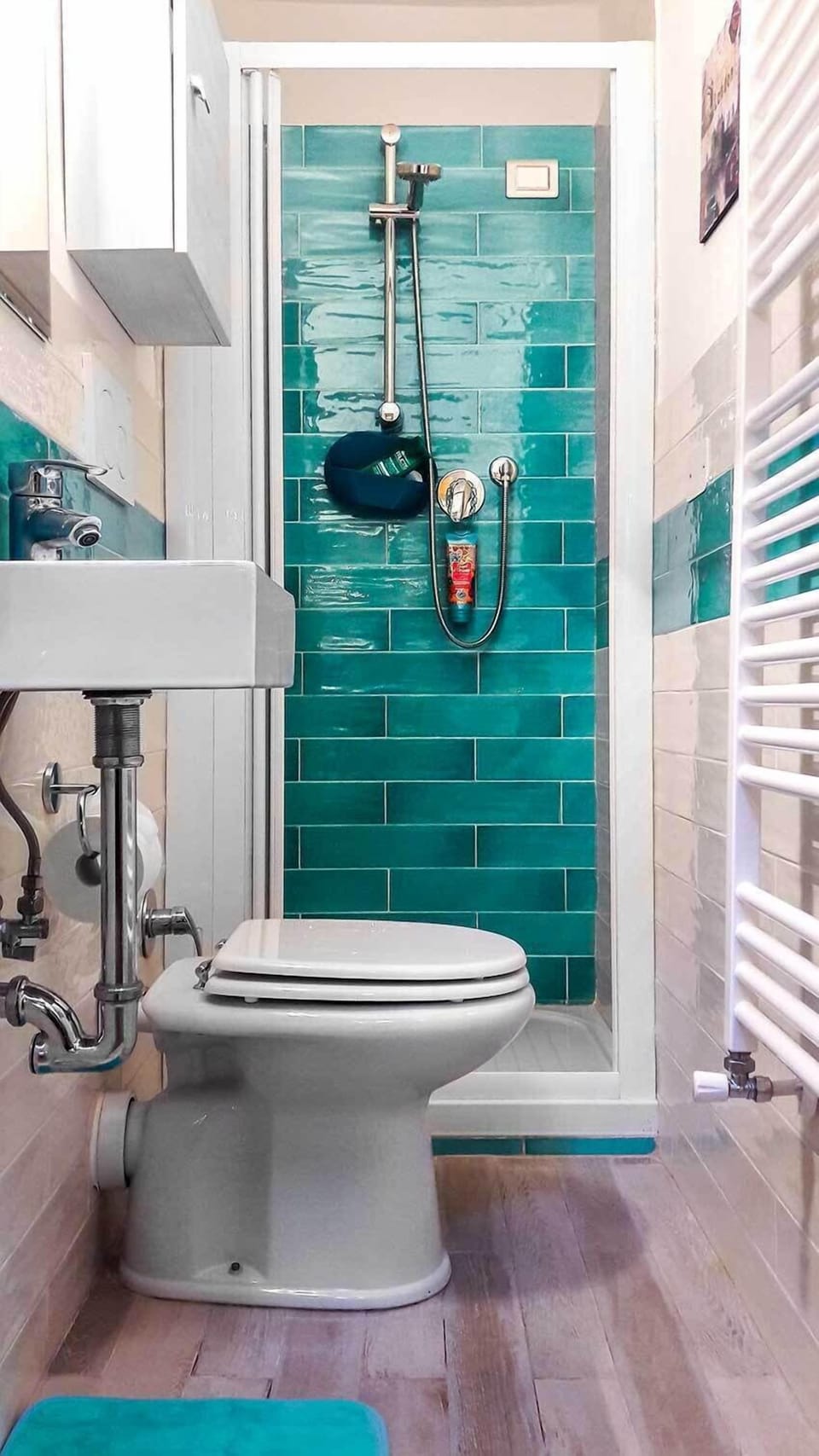 Family Quadruple Room | Bathroom | Shower, free toiletries, bidet, towels