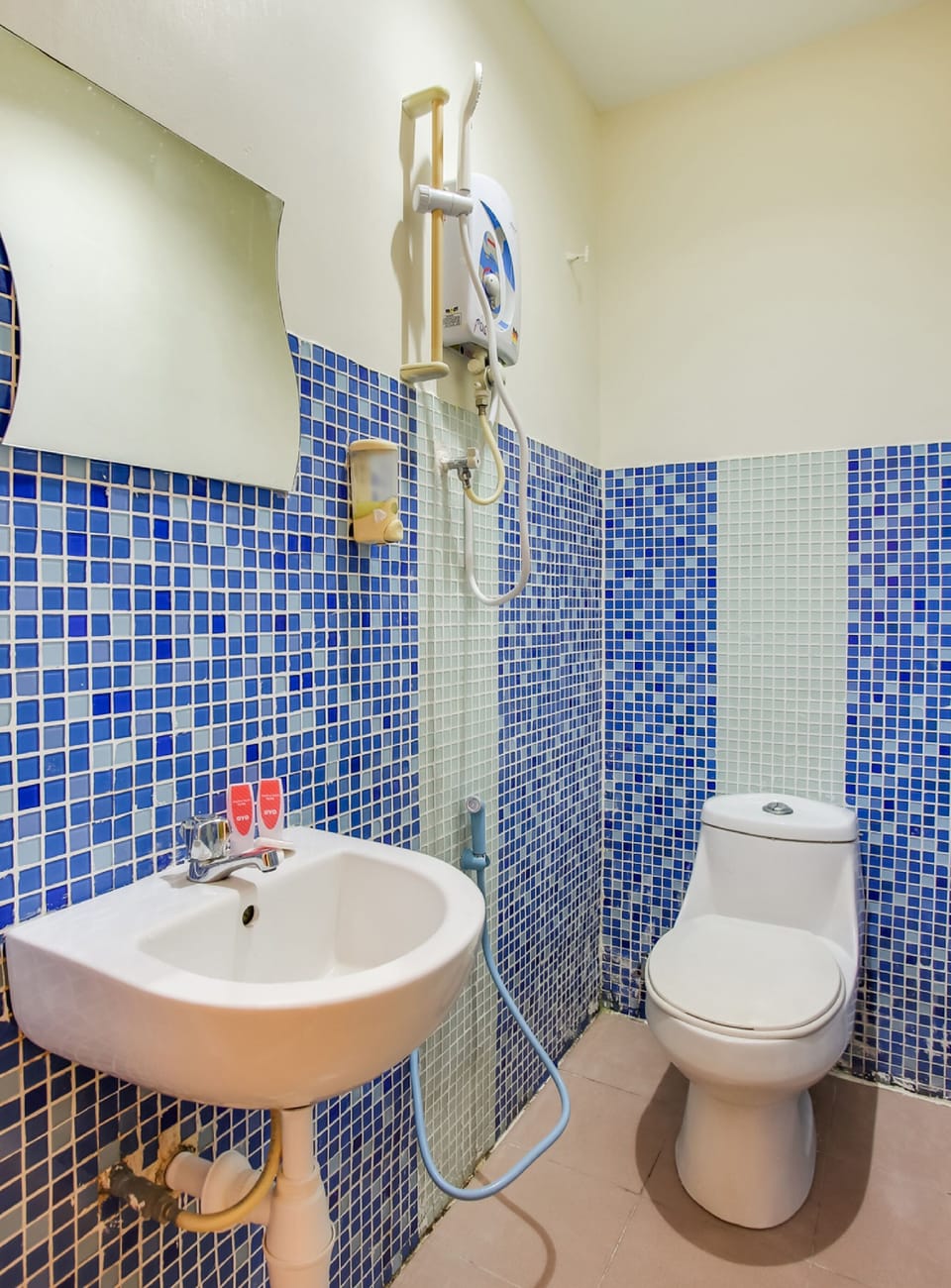 Shower, free toiletries, bidet, towels
