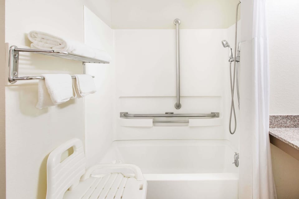 Combined shower/tub, hair dryer, towels