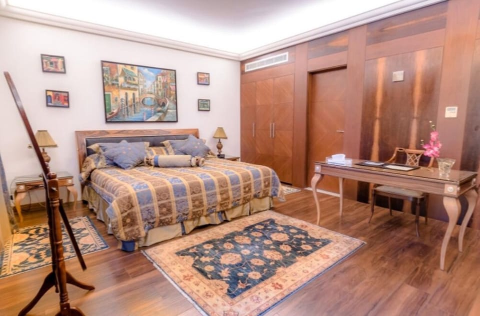 Royal Suite | In-room safe, desk, soundproofing, iron/ironing board (on request)
