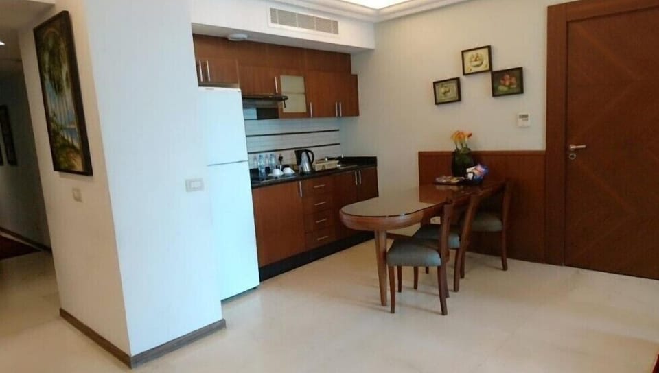 Executive Suite | Private kitchenette | Electric kettle
