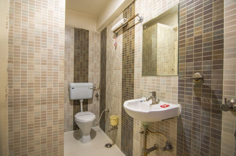 Deluxe Room, 1 King Bed, Accessible | Bathroom | Shower, designer toiletries, hair dryer (on request), slippers