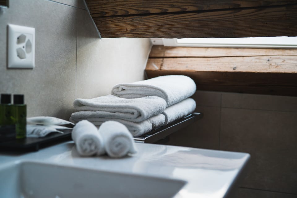 Standard Room | Bathroom | Shower, free toiletries, hair dryer, towels