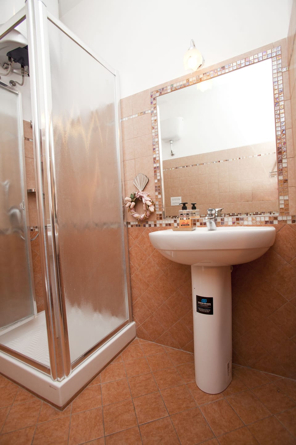 Triple Room | Bathroom | Shower, hair dryer, bidet, towels