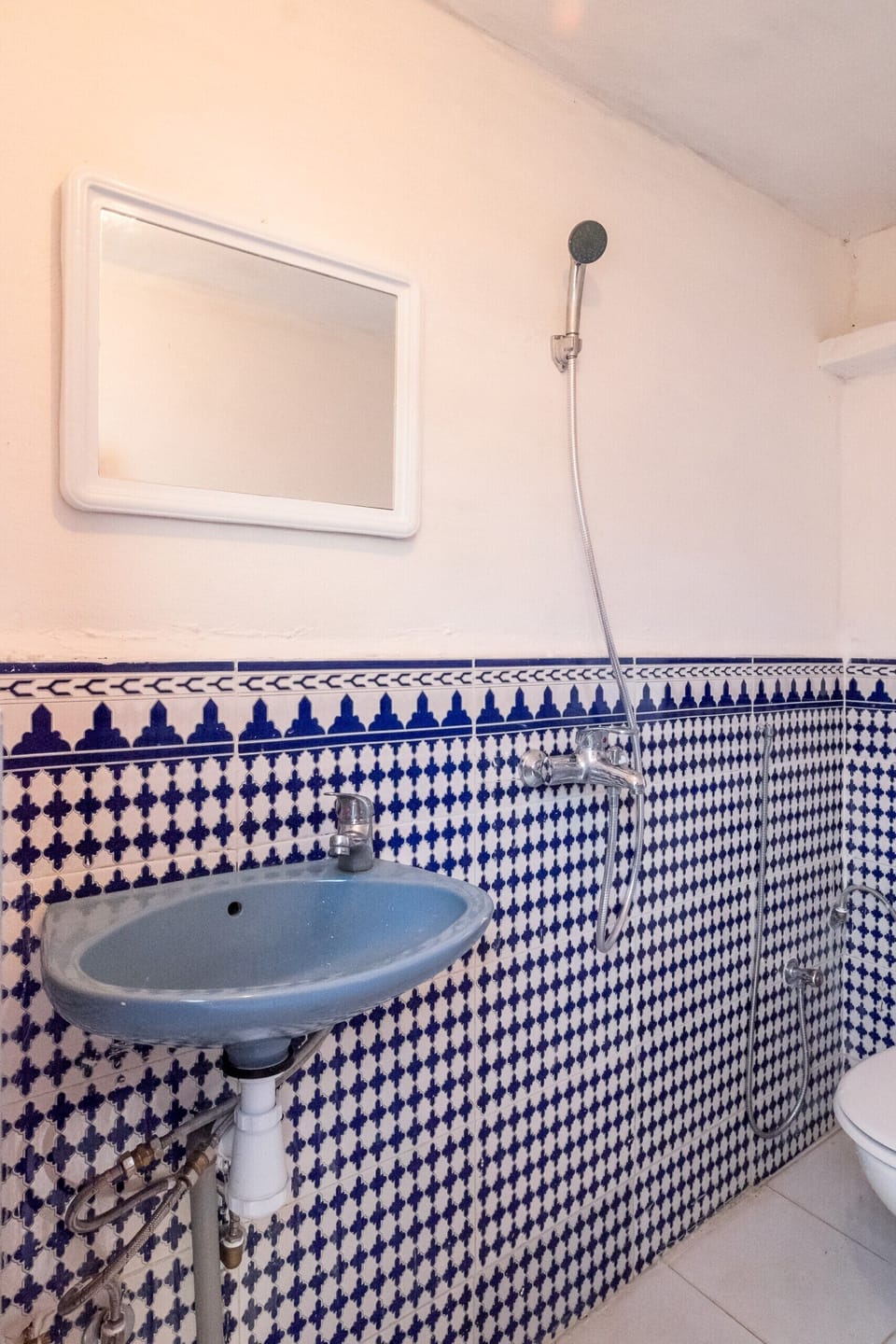 Basic Room | Bathroom | Shower, free toiletries, slippers, towels