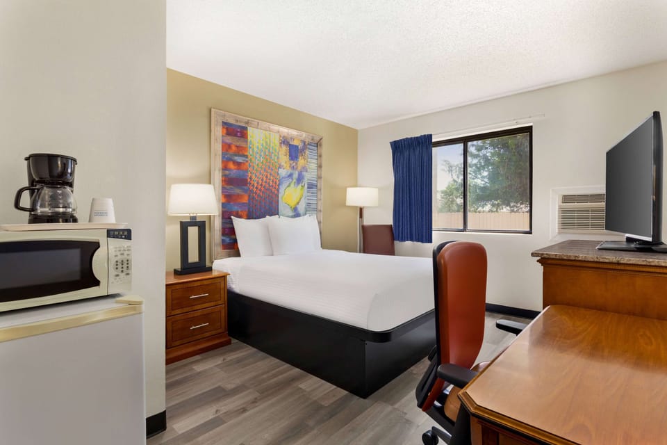 Room, 1 Queen Bed, Accessible, Non Smoking (Mobility Bath Tub w/Grab Bars) | Pillowtop beds, desk, laptop workspace, WiFi (free)