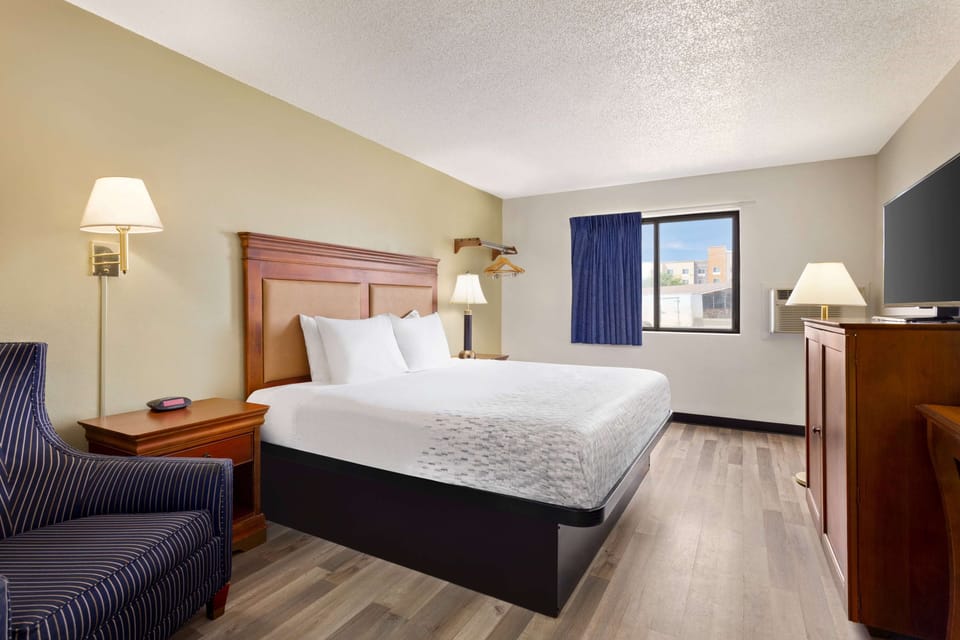 Room, 1 King Bed, Non Smoking | Pillowtop beds, desk, laptop workspace, WiFi (free)