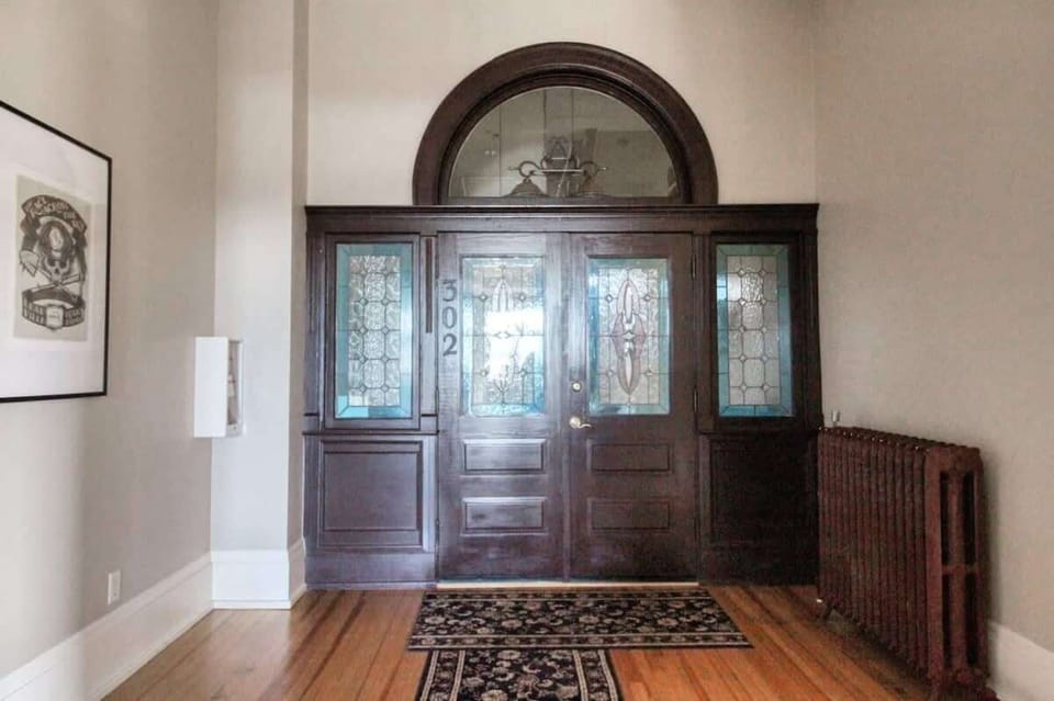 【Entrance】Stained glass, original doors, and your own key to unit 302