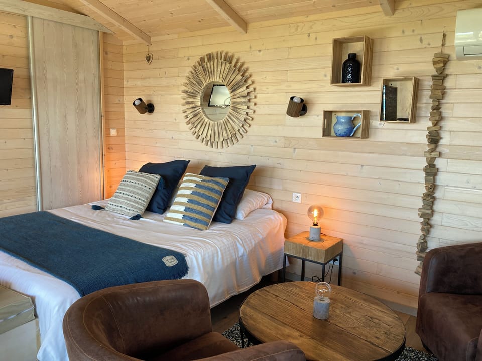 Panoramic Cabin, Hot Tub, Mountain View (Cabane des Baies Sauvages) | Premium bedding, Select Comfort beds, individually decorated