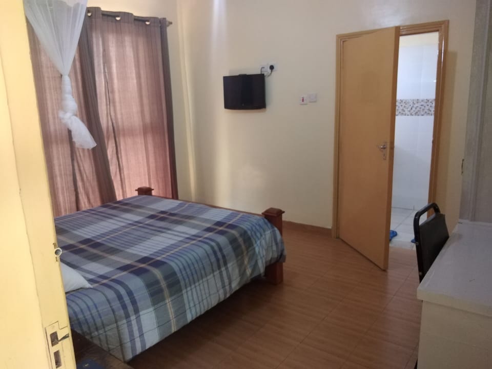 Business Double Room | Laptop workspace, iron/ironing board, free WiFi, bed sheets