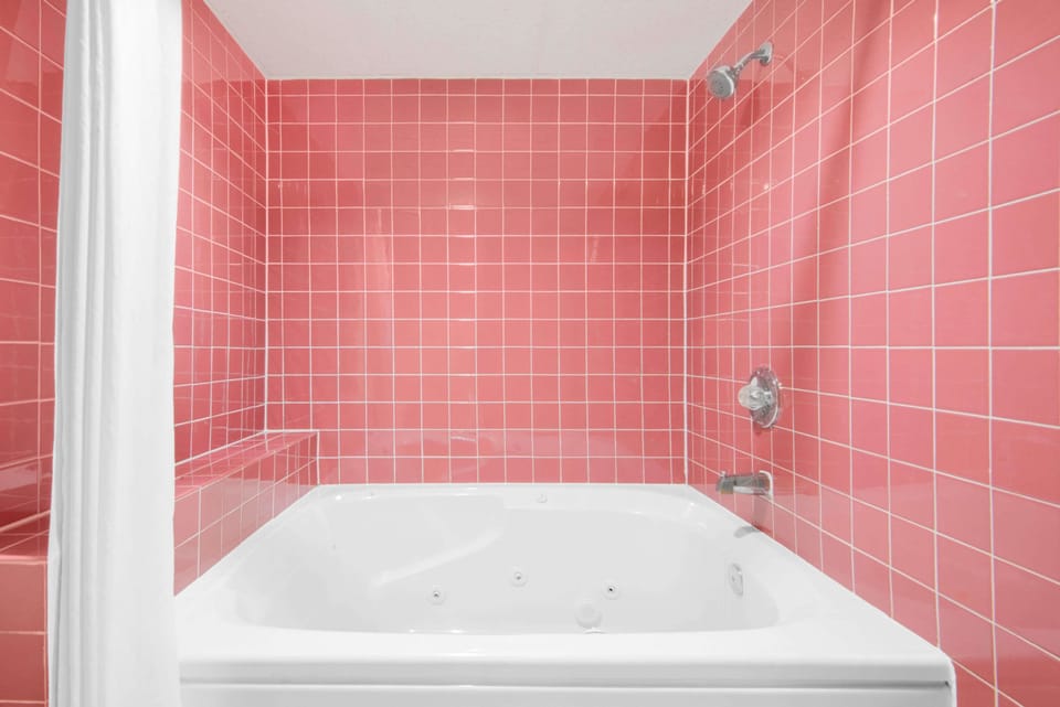 Deluxe Room, 1 King Bed, Smoking | Bathroom | Combined shower/tub, free toiletries, hair dryer, towels