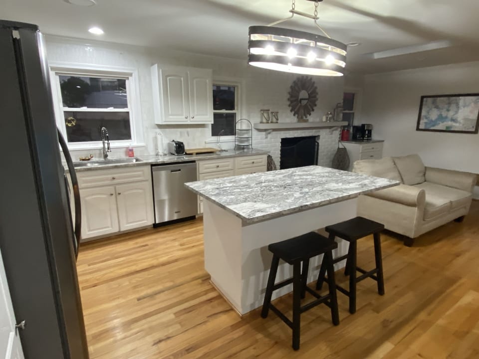 Kitchen / living room with fireplace 