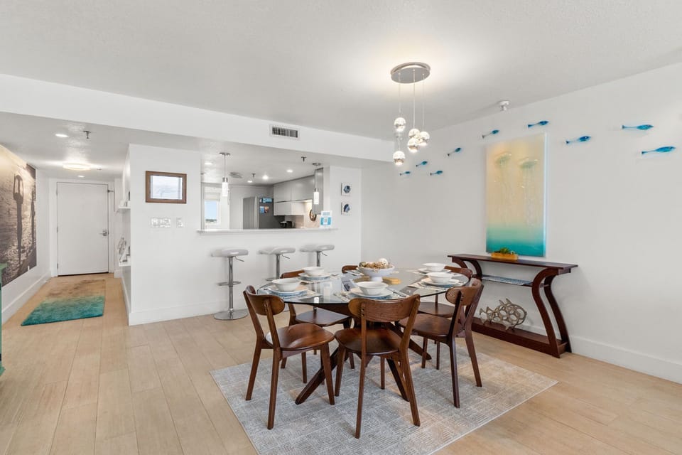 Dining Area - Can you imagine your next family's meal in this beautiful condo. Enough space for 6 with additional seating at the breakfast bar.