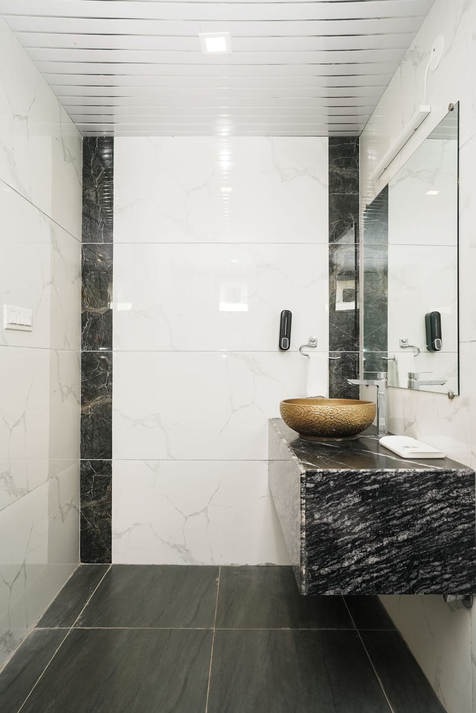 Suite | Bathroom | Shower, free toiletries, hair dryer, slippers