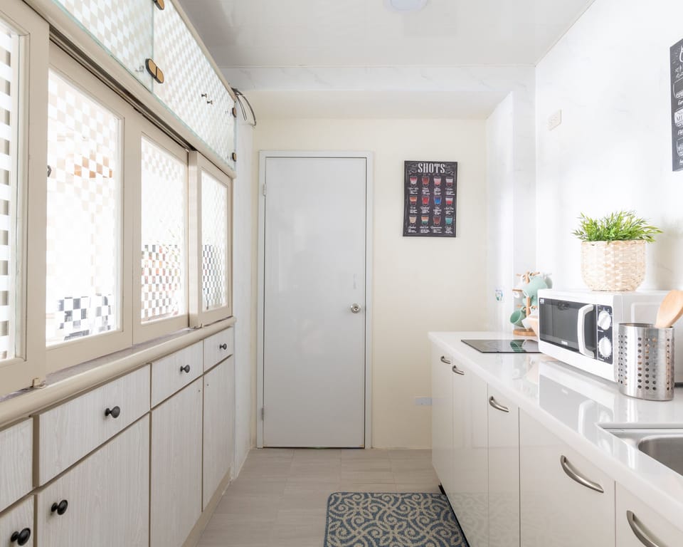 Kitchen with basic cooking amenities
廚房配有基本烹飪設備