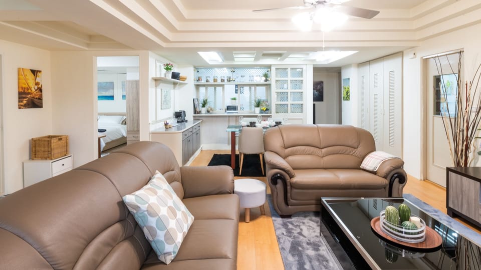 Connected living room and dining room 
開放式客廳及飯廳